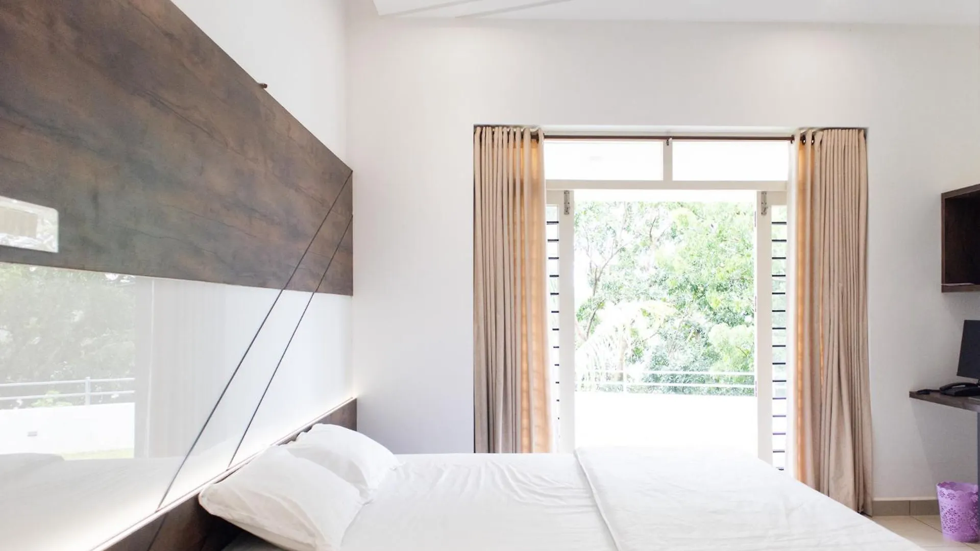 Rosy Villa - Riverside Stay With Pool & View Alwaye